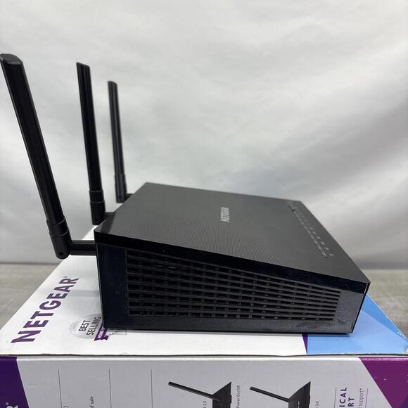 Netgear Nighthawk AC1750 (R6700v2) - Router Only No Cords - Picture 9 of 10